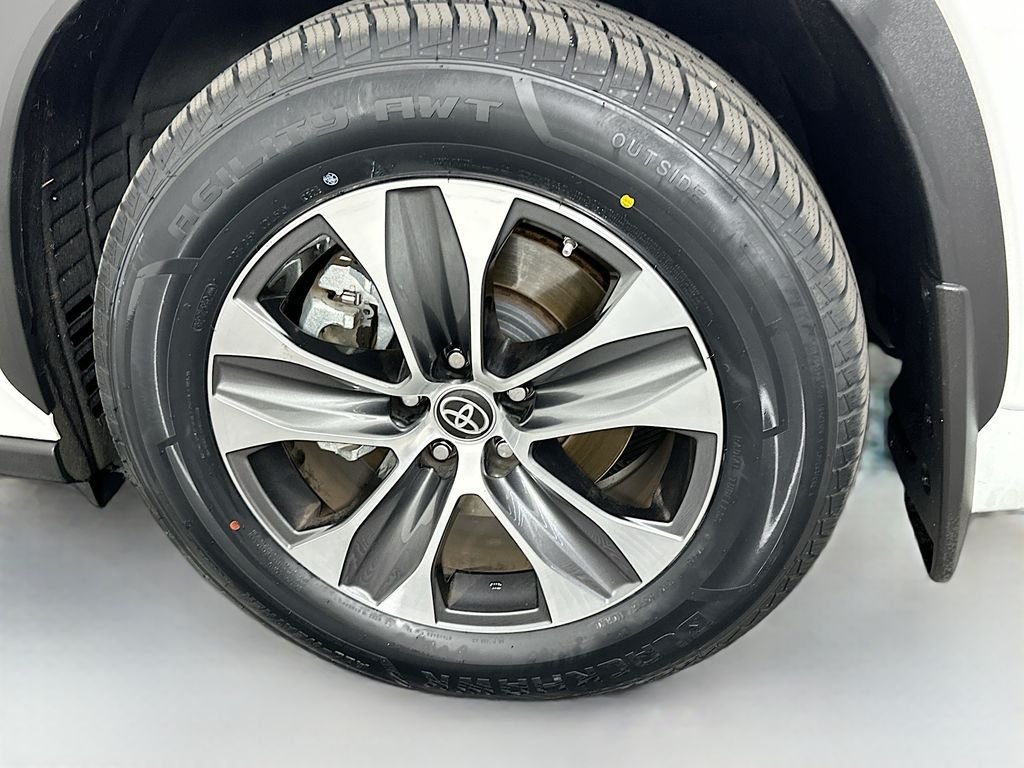 Used 2023 Pearl Toyota XLE image 33