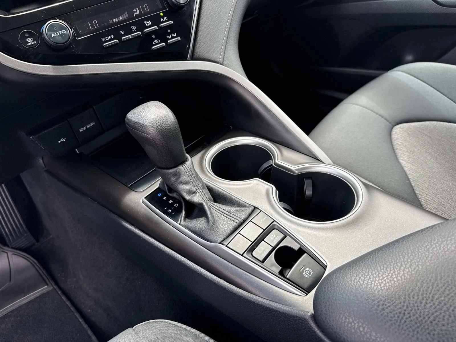 2021 Toyota Camry LE - Photo 25