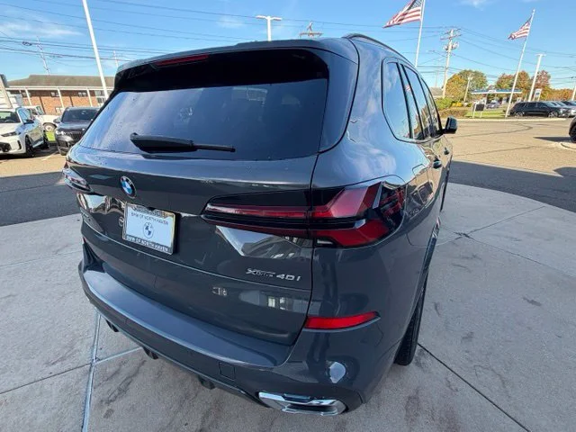 Used 2024 Gray BMW xDrive40i image 5