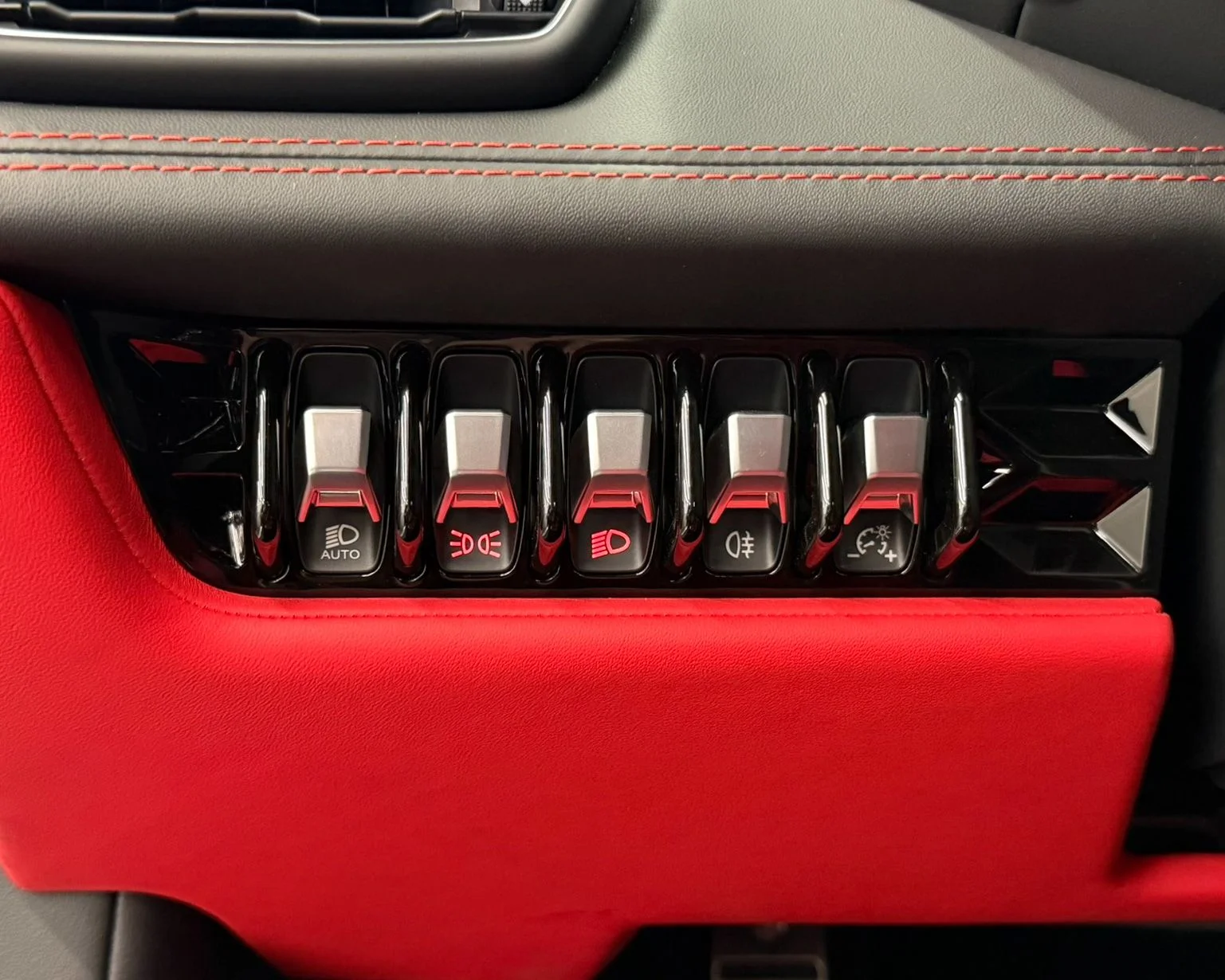 Used 2022  Lamborghini Base image 18