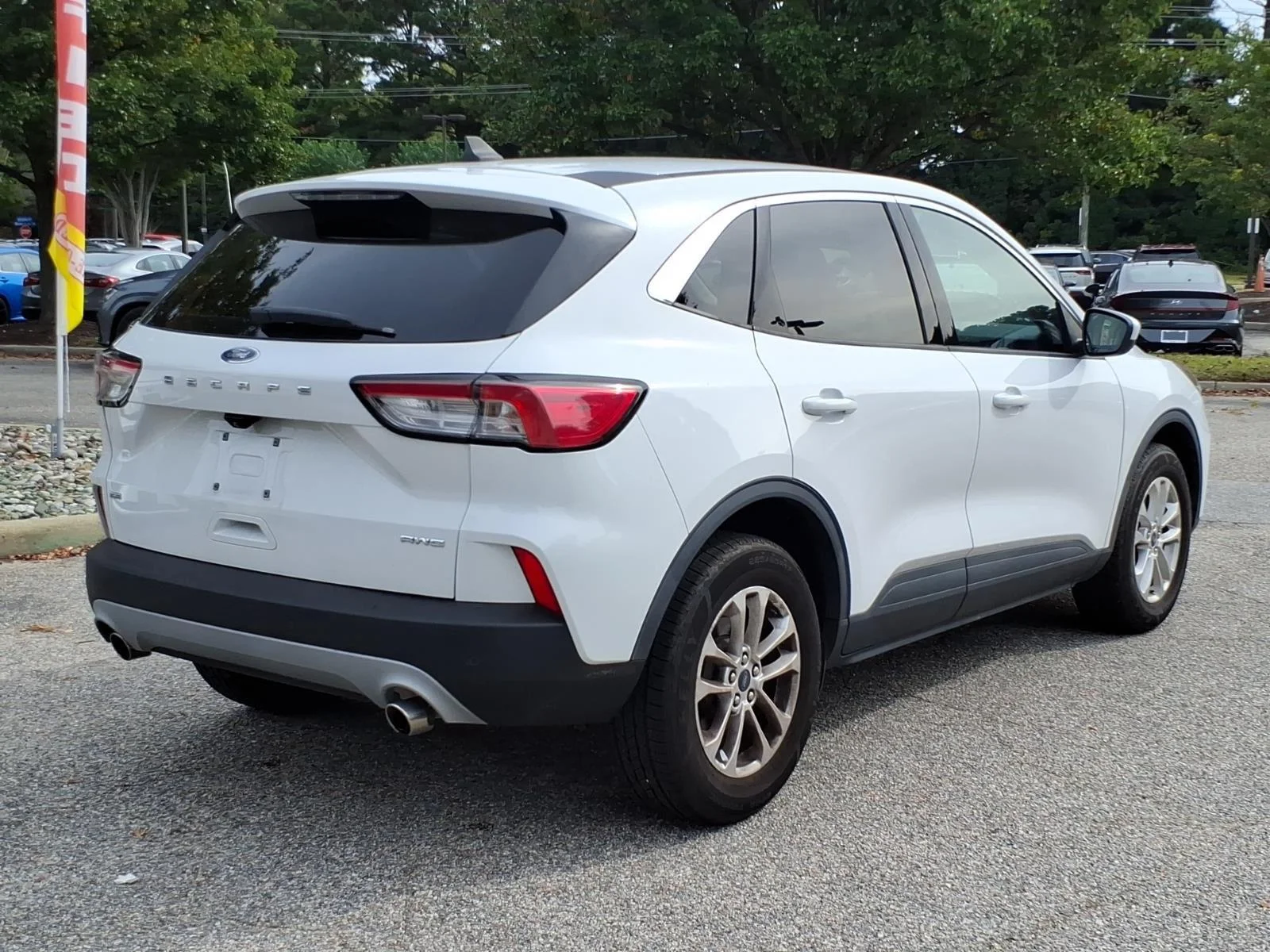 Used 2021 Oxford White Ford SE image 8