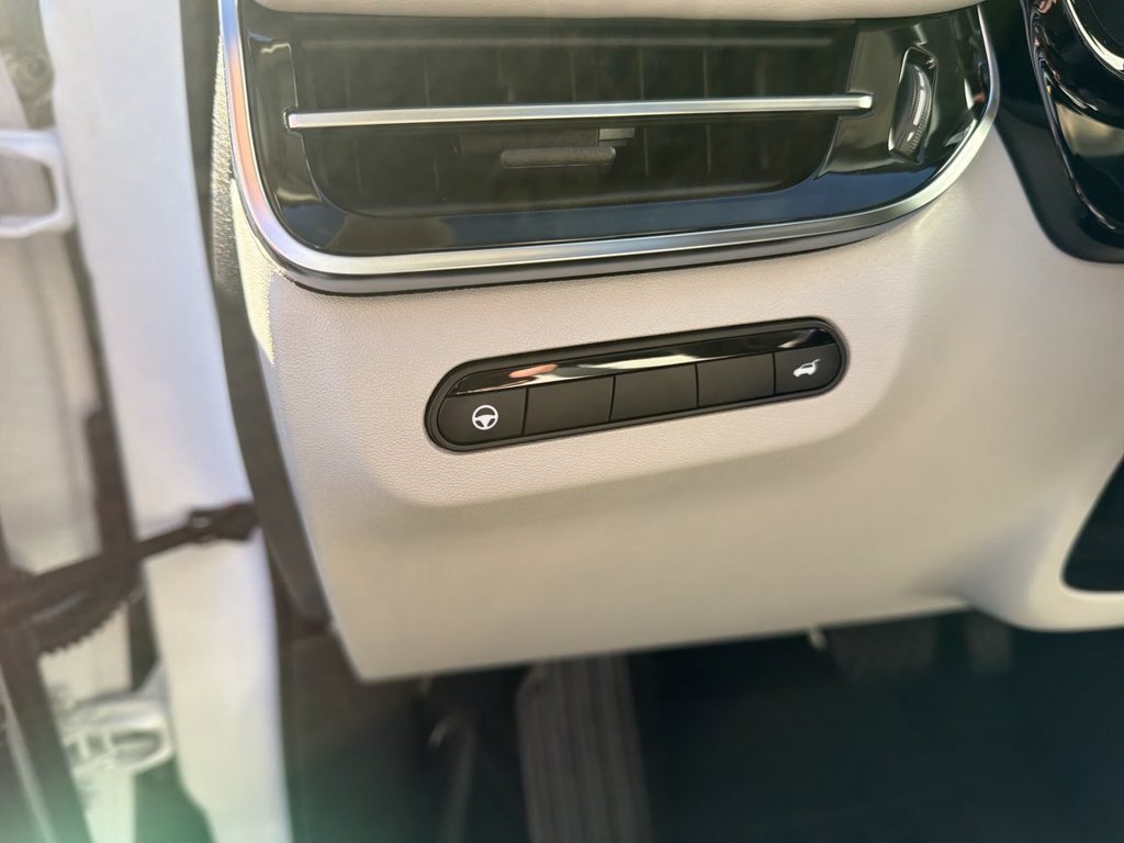 Certified Used 2026 White INFINITI LUXE image 17