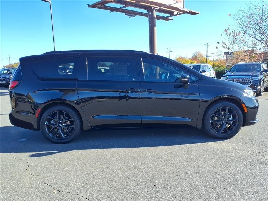 New 2026 Diamond Black Crystal Pearl-Coat Exterior Paint Chrysler Limited image 25