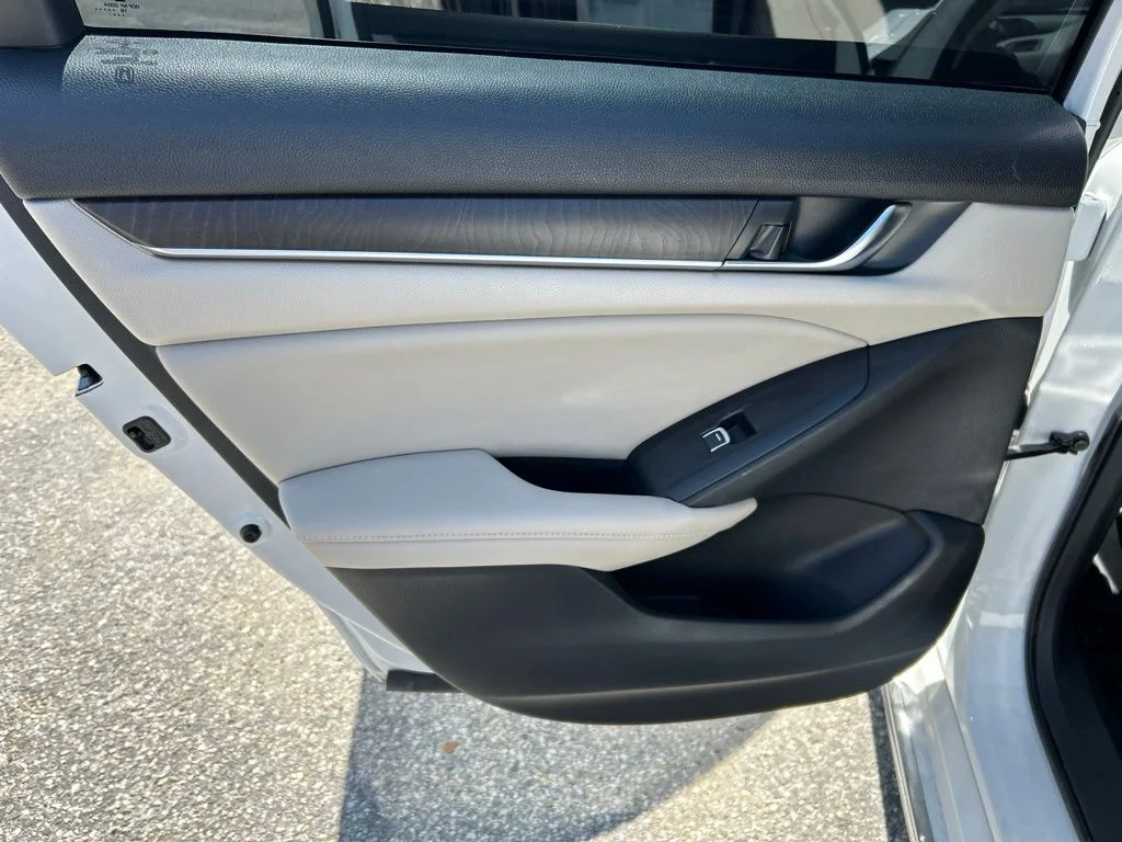 Used 2018 White Honda EX-L image 20