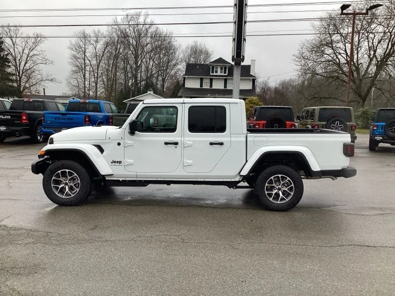 New 2026 Bright White Clear-Coat Exterior Paint Jeep Sport S image 4