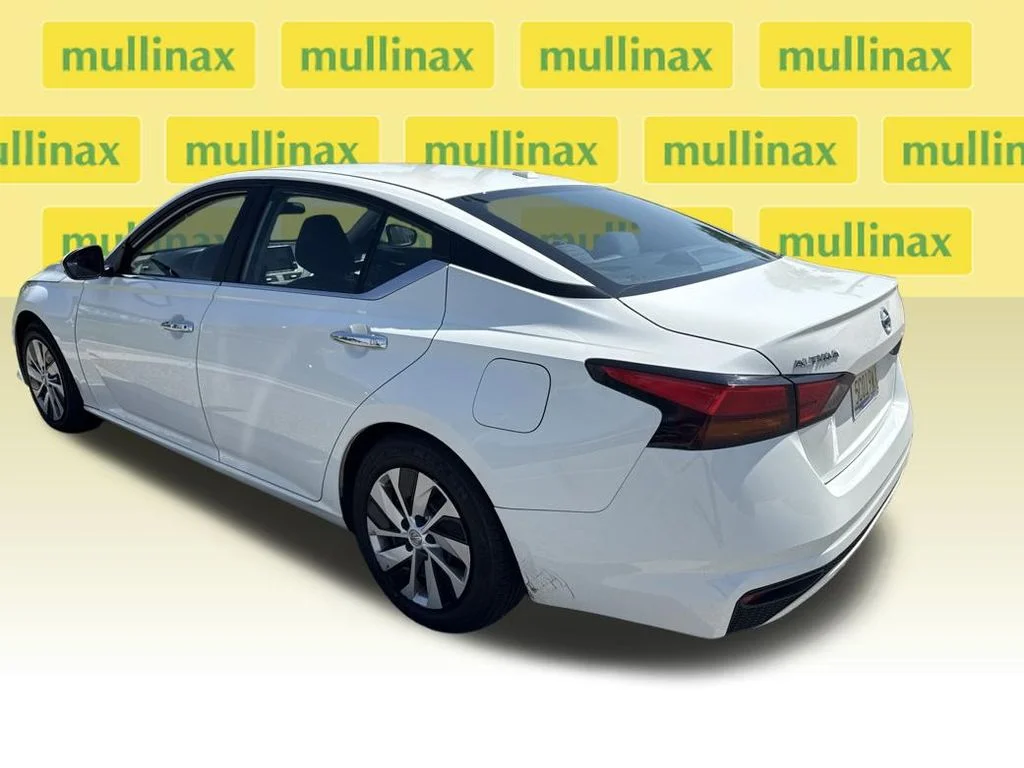 Used 2020 White Nissan 2.5 S image 4