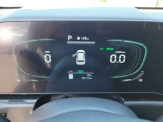 Used 2023 White Kia EX Touring image 31