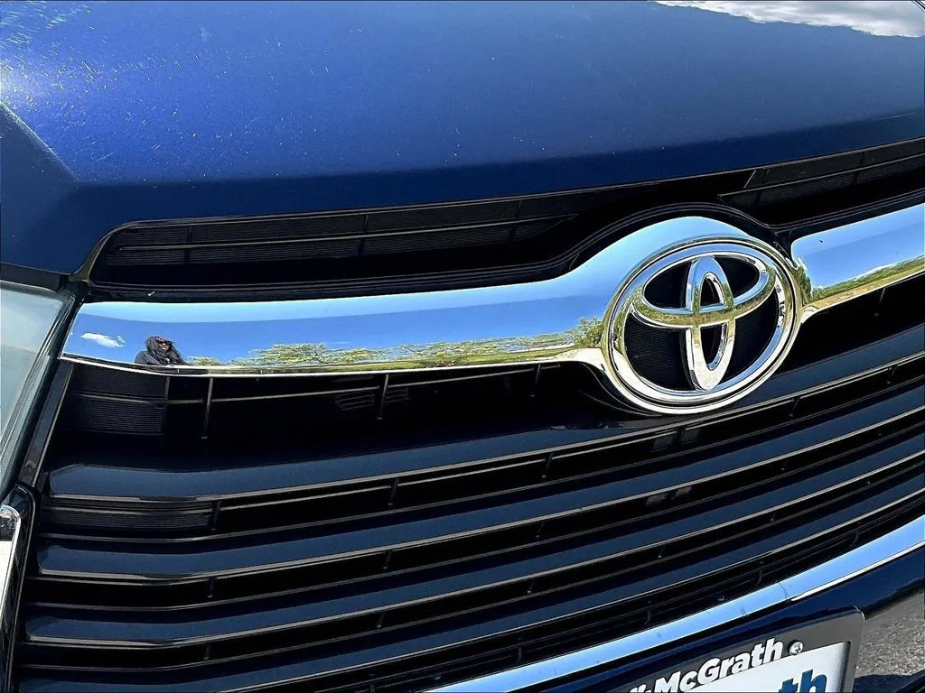 Used 2015 Blue Toyota LE image 35