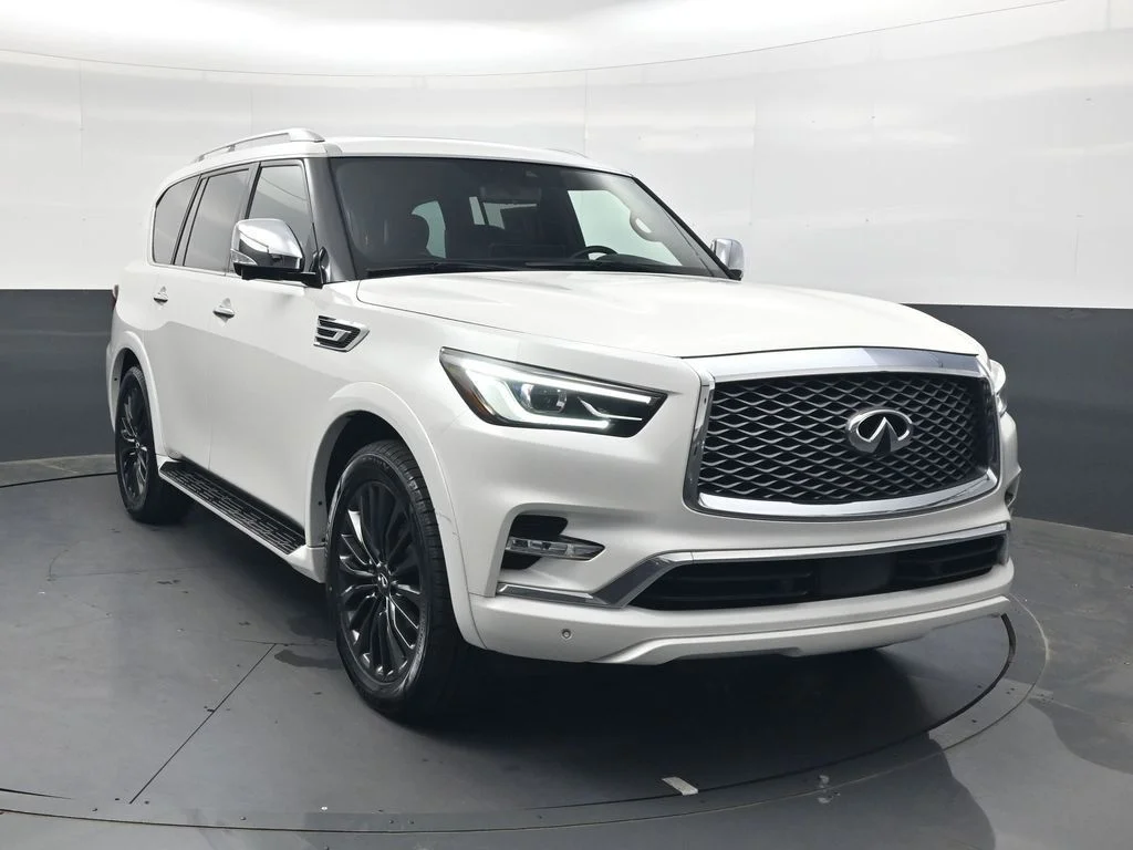 Used 2023 White INFINITI Sensory image 2