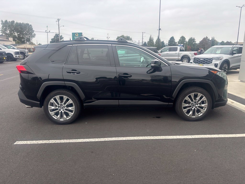 Used 2019 Midnight Black Metallic Toyota XLE Premium image 3