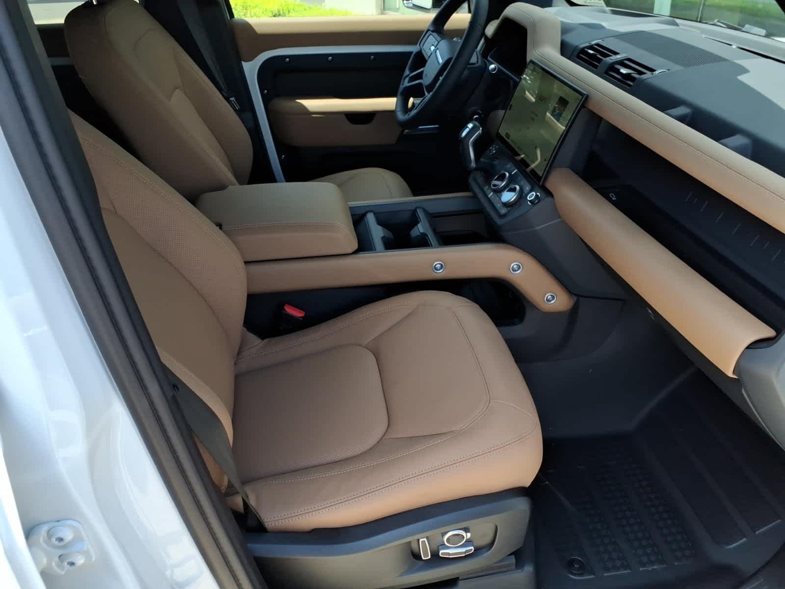 New 2026 Fuji White Land Rover X-Dynamic SE image 9