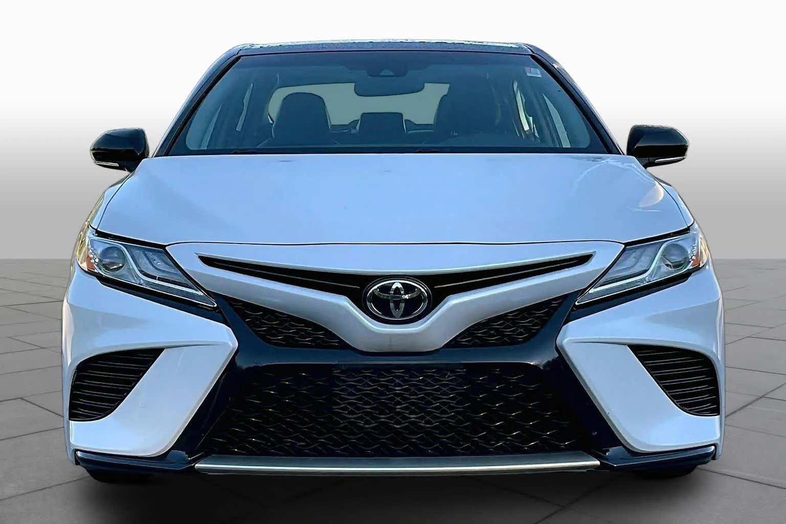 Used 2020 Wind Chill Pearl/Midnight Black Metallic Toyota XSE image 4
