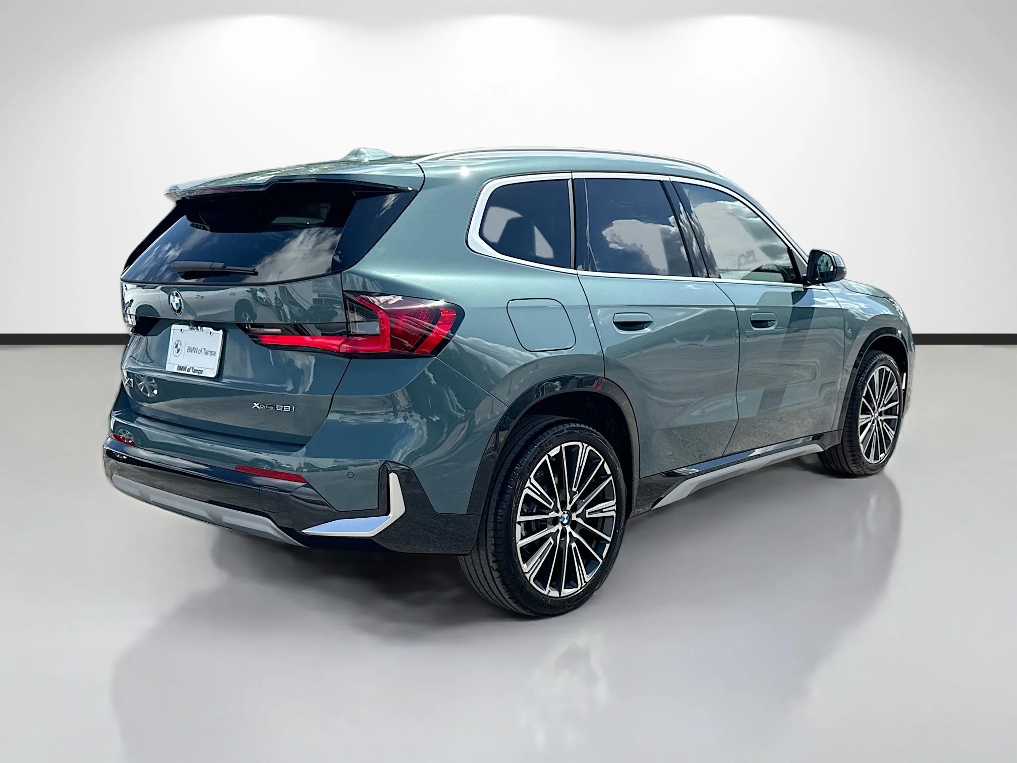 New 2026 Cape York Green Metallic BMW xDrive28i image 4