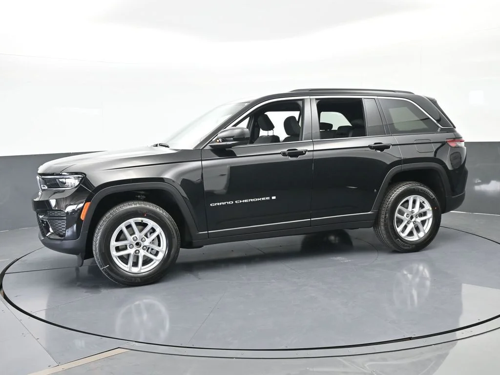 New 2026 Diamond Black Crystal Pearl-Coat Exterior Paint Jeep Laredo X image 2