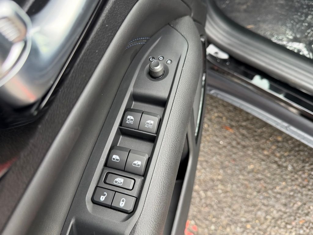 New 2026 Diamond Black Crystal Pearl-Coat Exterior Paint Jeep Latitude image 13