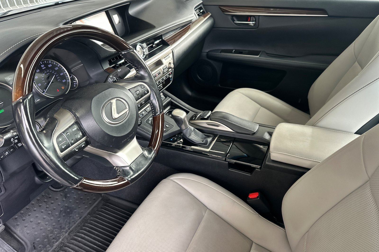 Used 2017 EMINENT WHITE Lexus ES 300h image 9