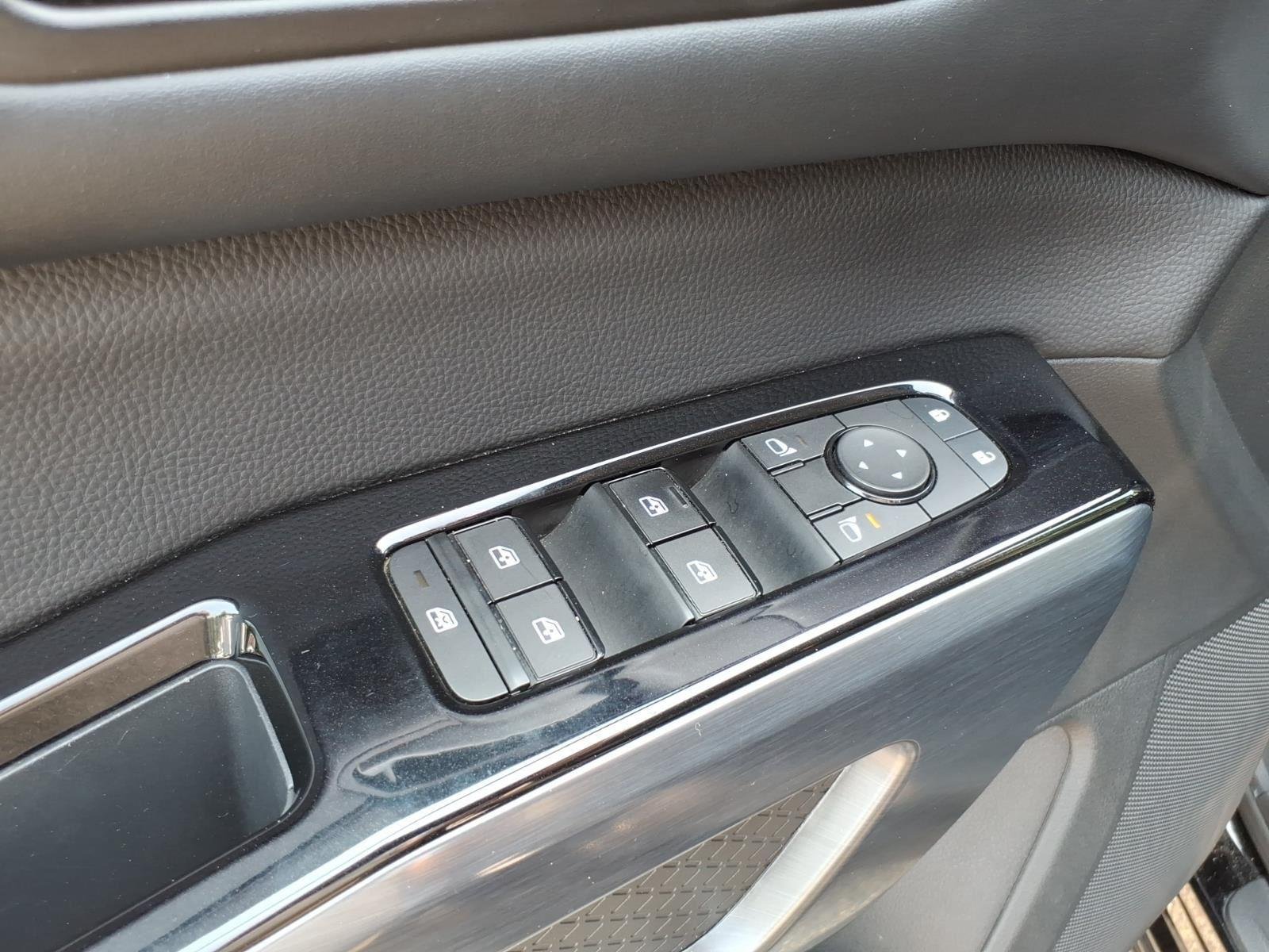 Used 2025 Super Black Nissan SL image 11