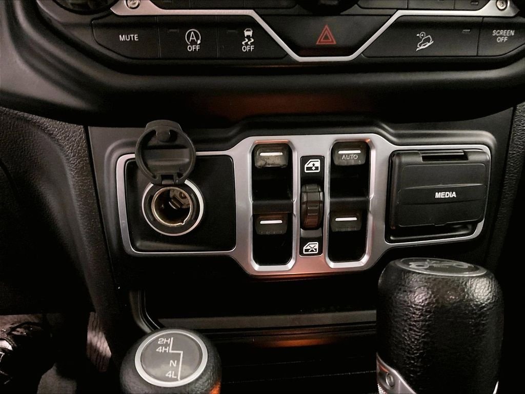 Used 2018 Silver Jeep Unlimited Sahara image 26