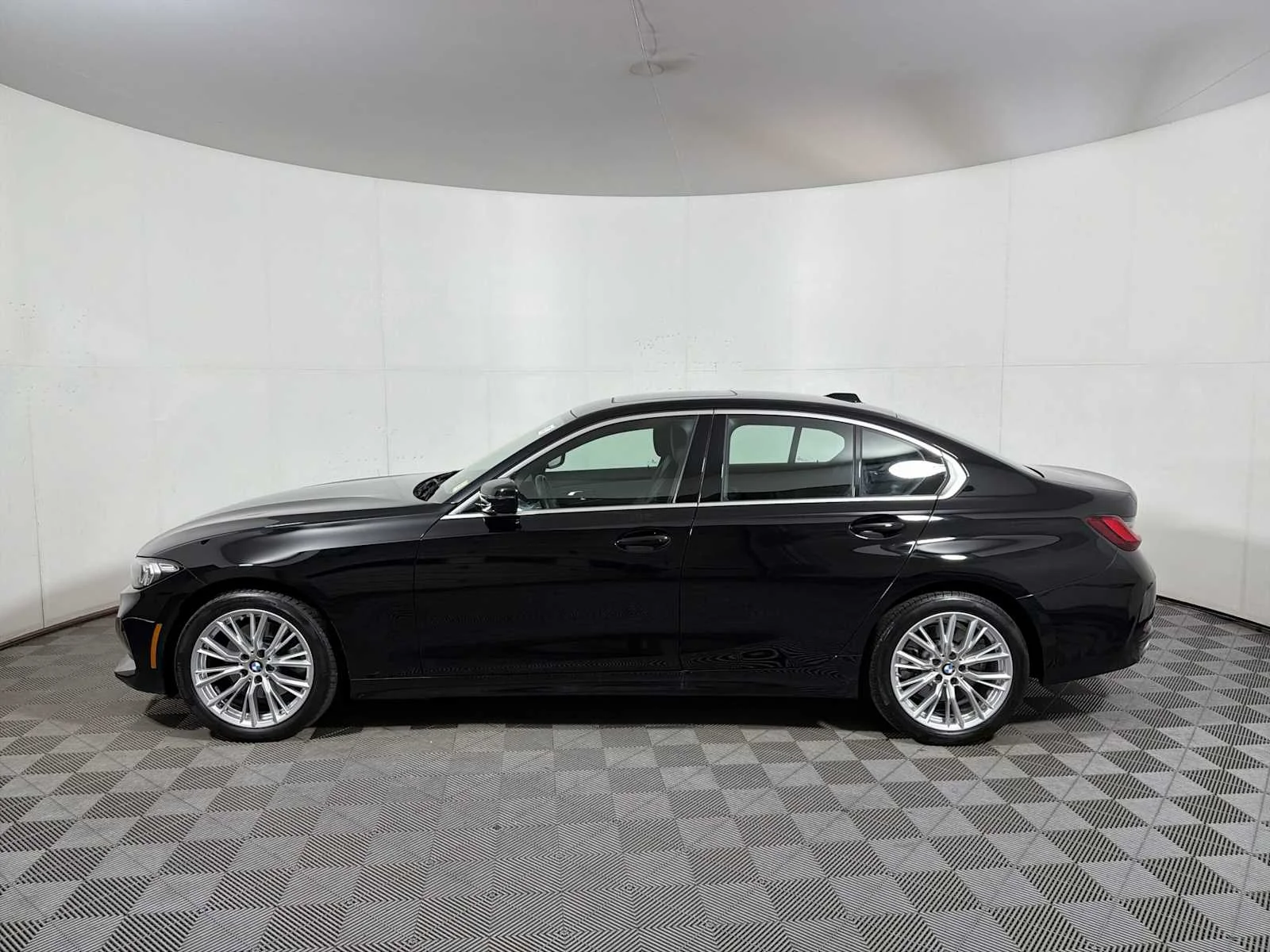 2024 BMW 3 Series 330i - Photo 4