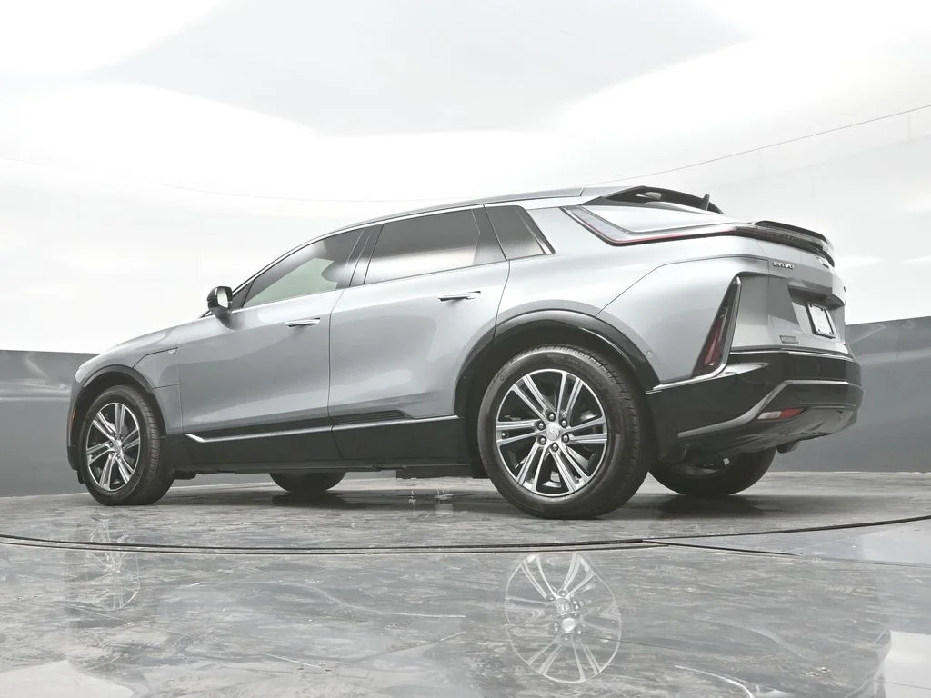 Used 2024 Silver Cadillac Luxury image 31