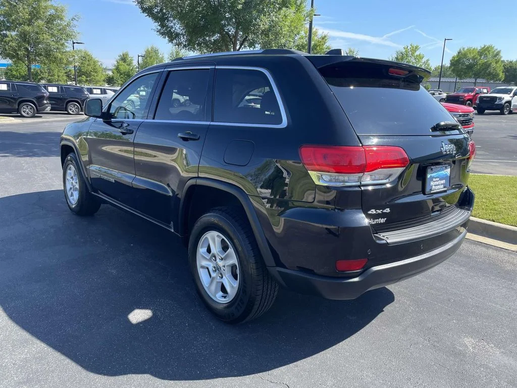 Used 2017 Diamond Black Crystal Pearlcoat Jeep Laredo image 4