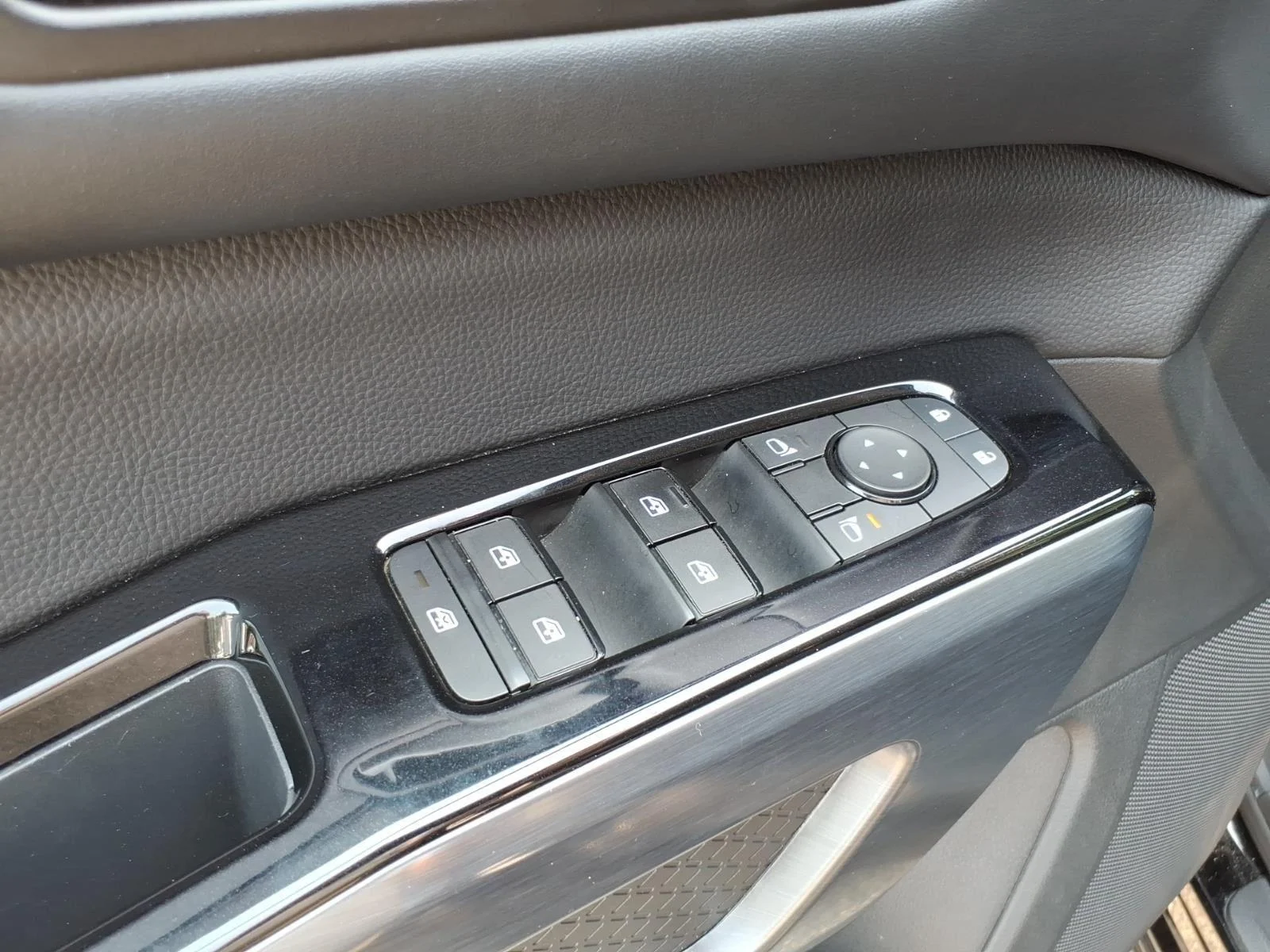Used 2025 Super Black Nissan SL image 11