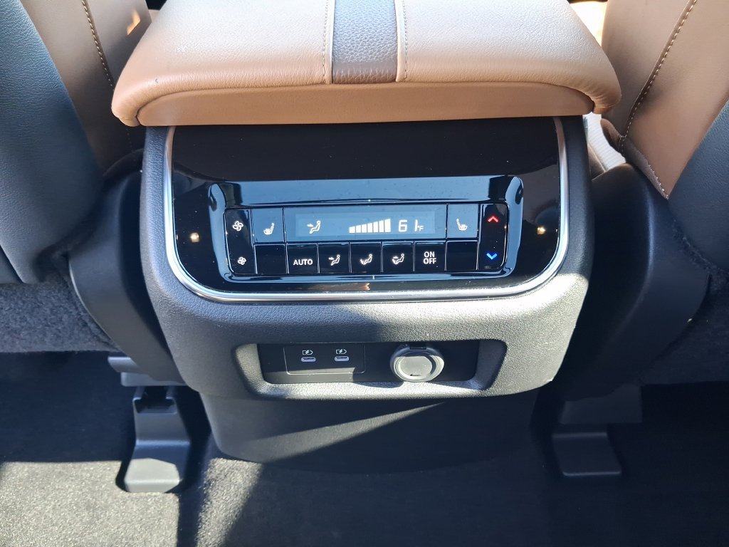 Used 2025 White Nissan Platinum Reserve image 15
