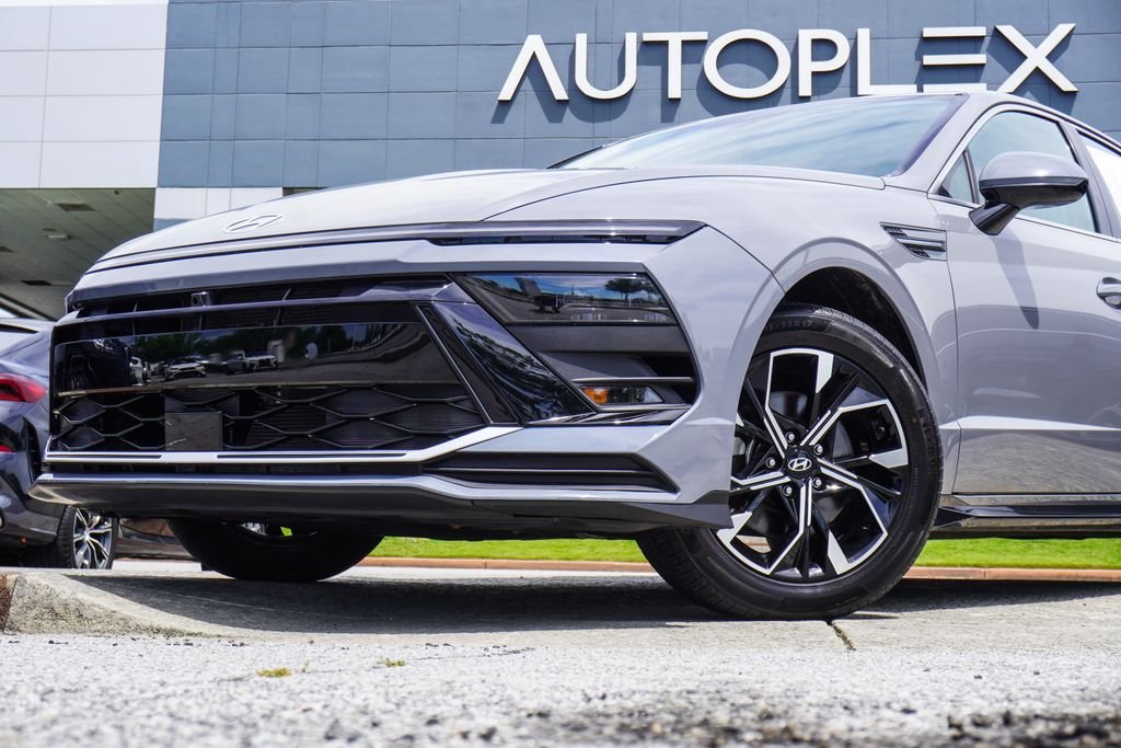 Used 2024 Blue Hyundai SEL image 2