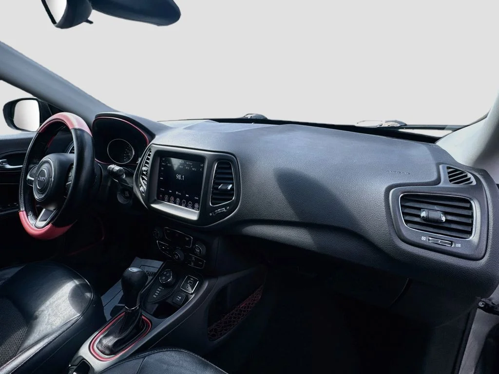 Used 2019 Silver Jeep Trailhawk image 33