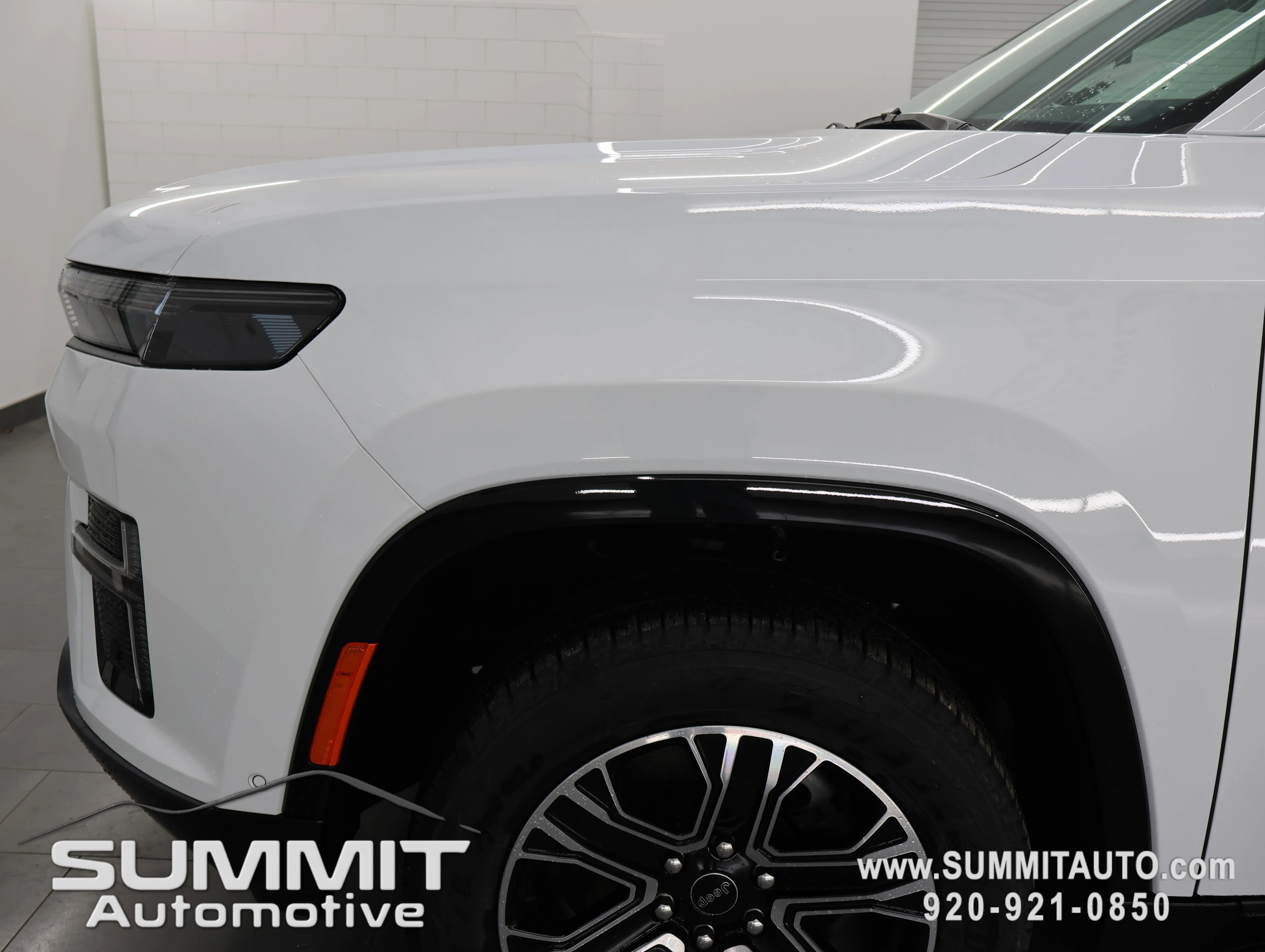 New 2026 Bright White Clear-Coat Exterior Paint Jeep  image 34