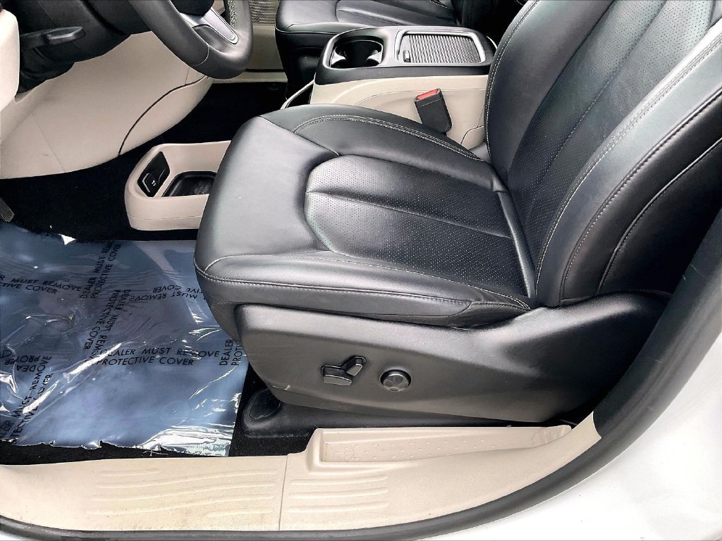 Used 2024 Bright White Clearcoat Chrysler Select image 32