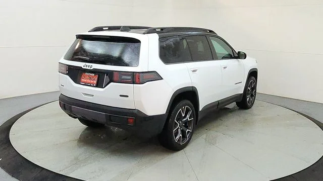New 2026 Bright White Clear-Coat Exterior Paint Jeep Overland image 10