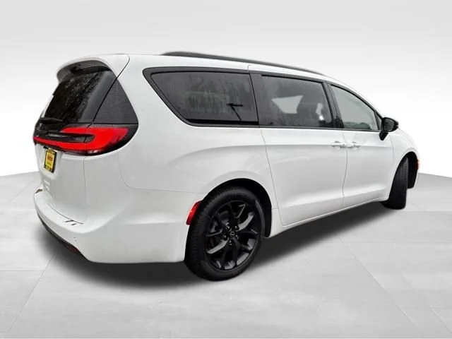 New 2026 Bright White Clear-Coat Exterior Paint Chrysler Select image 7