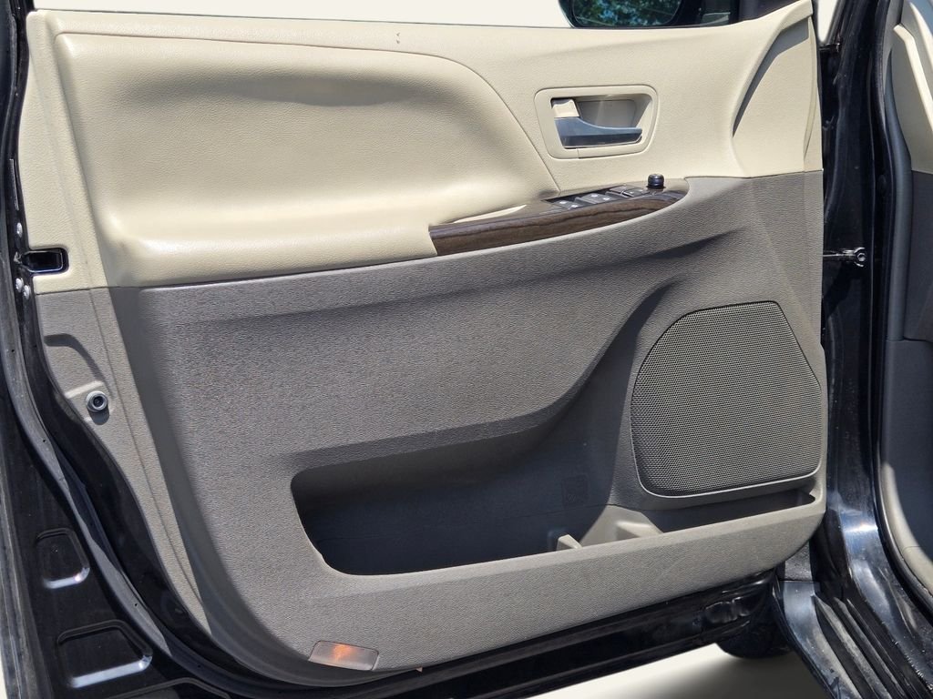 Used 2015 Black Toyota XLE image 19