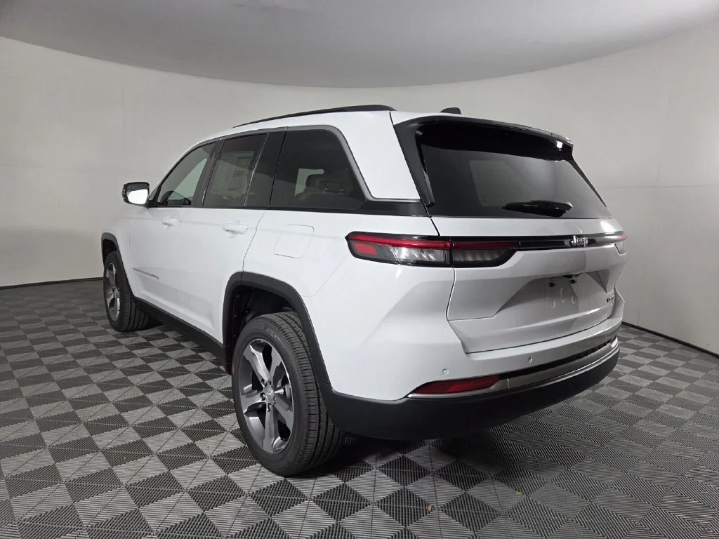 New 2026 Bright White Clear-Coat Exterior Paint Jeep Limited image 7