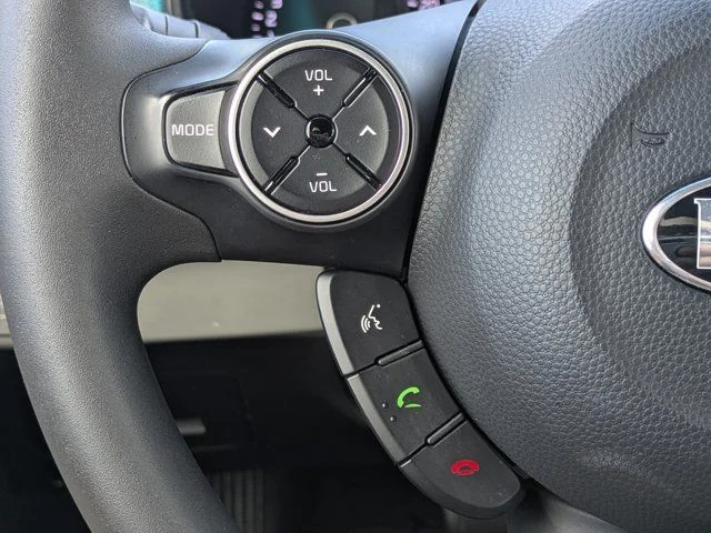 Used 2018 Clear White Kia Base image 20