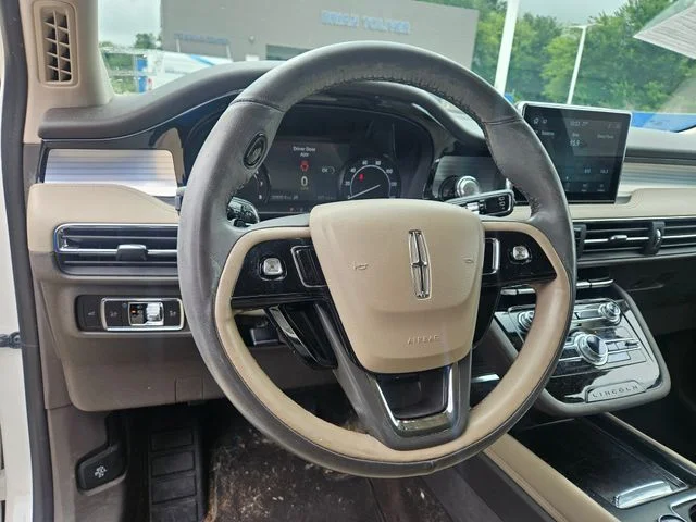 Used 2021 Pristine White Lincoln Standard image 8