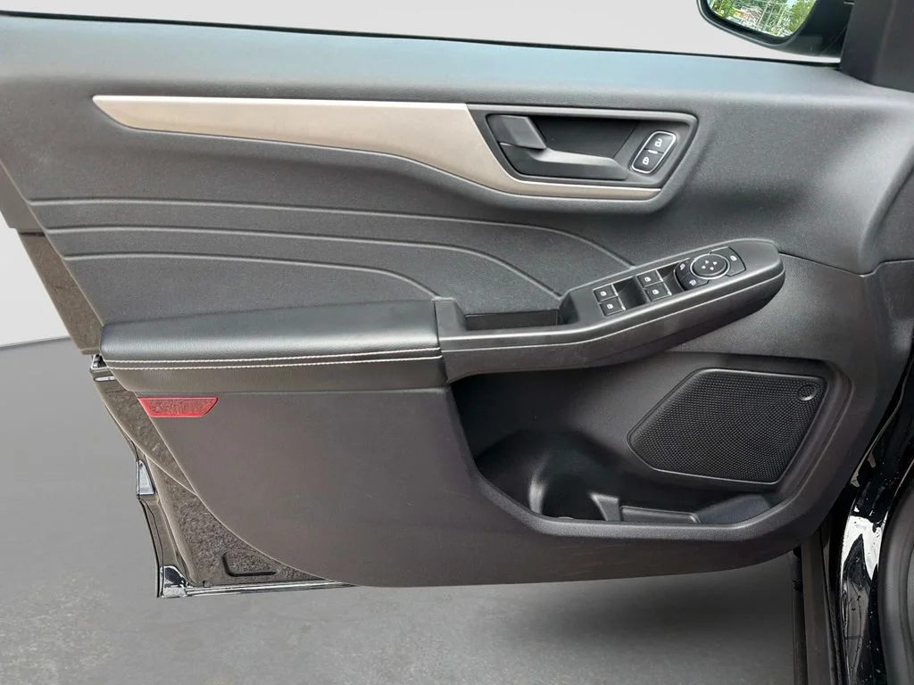 Used 2022 Agate Black Metallic Ford SE image 18