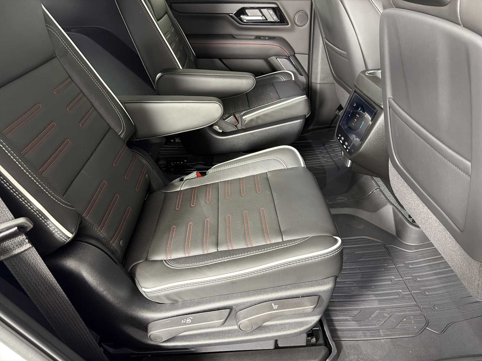 2026 GMC Yukon AT4 Ultimate - Photo 16