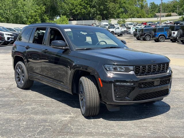 New 2026 Diamond Black Crystal Pearl-Coat Exterior Paint Jeep Limited Reserve image 4