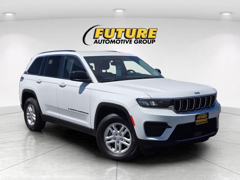 Used 2023 White Jeep Laredo image 1
