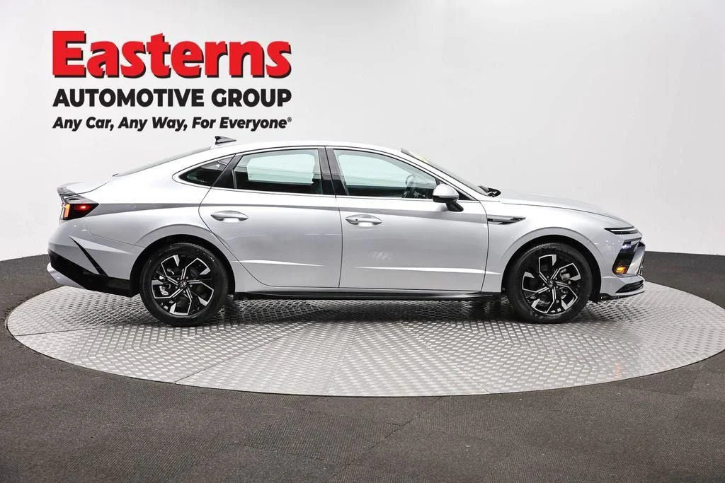 Used 2025 Silver Hyundai SEL image 4