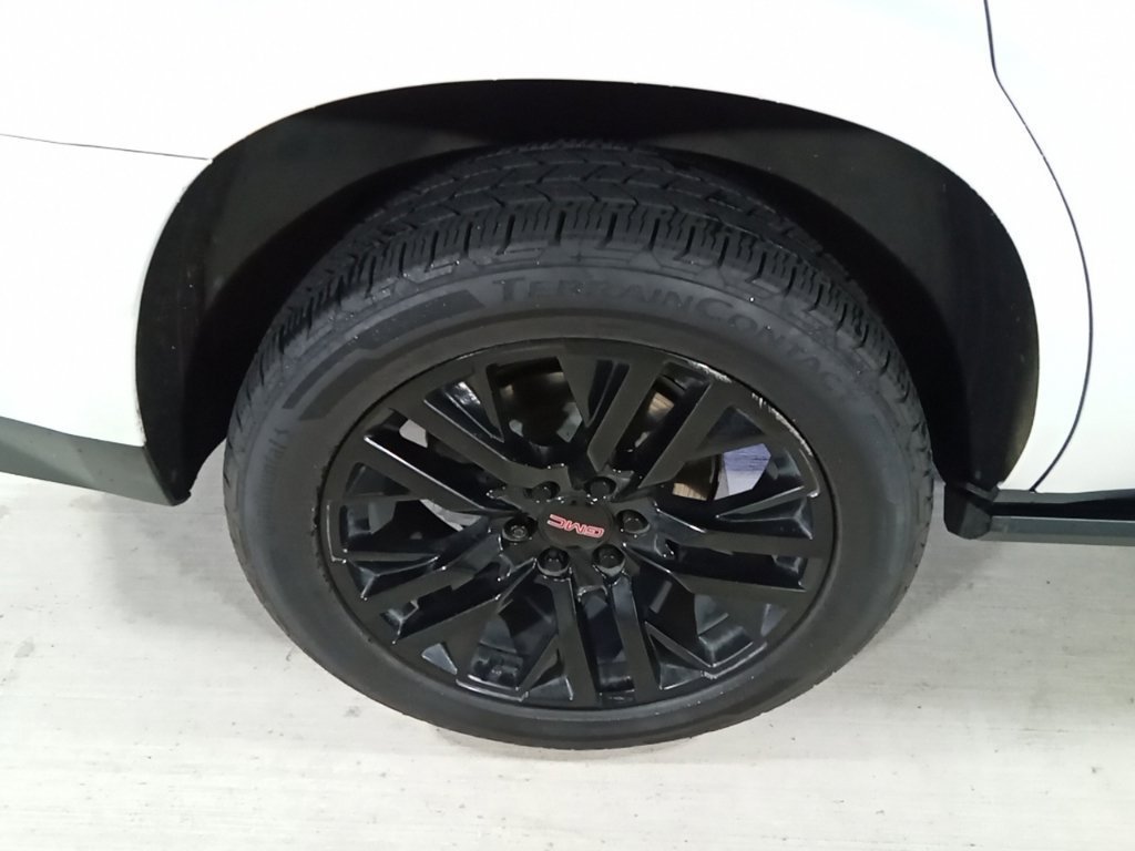 Used 2023 White Frost Tricoat GMC Denali image 19