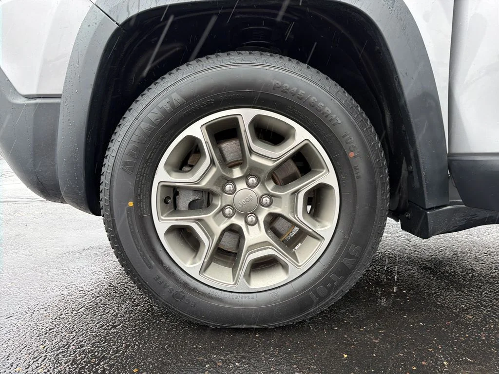 Used 2020 Silver Jeep Trailhawk image 25