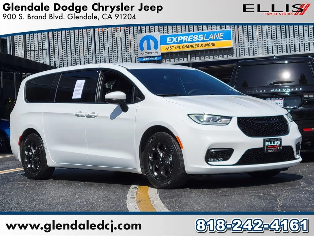 2023 Chrysler Pacifica Hybrid Touring L Hybrid's photo