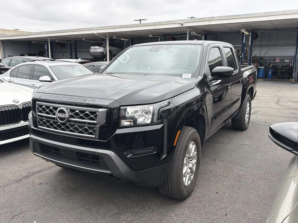 2022 Nissan Frontier SV Crew Cab 4X4 SWB's photo