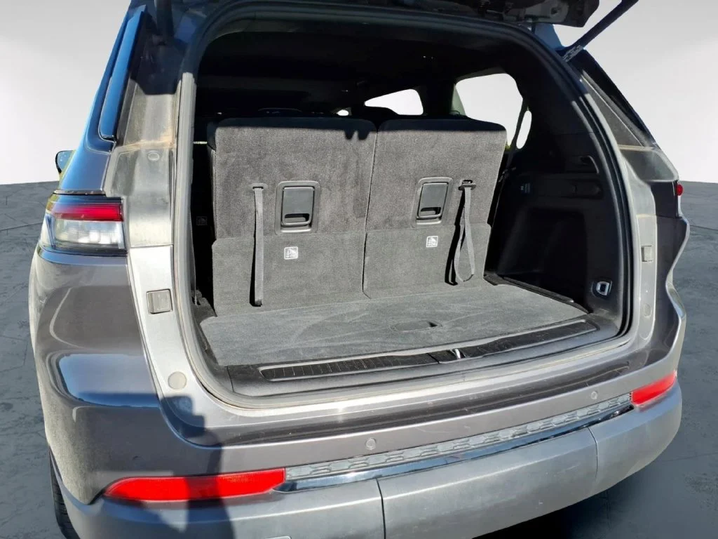 Used 2023 Gray Jeep Altitude image 11