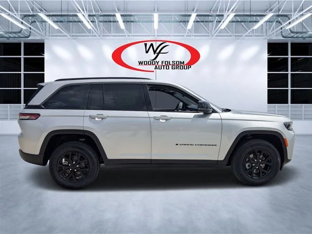 New 2026 Silver Zynith Exterior Paint Jeep Altitude image 2