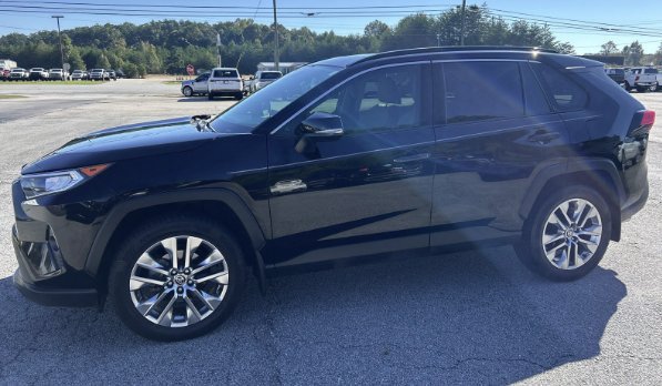 Used 2020 Midnight Black Metallic Toyota XLE Premium image 5
