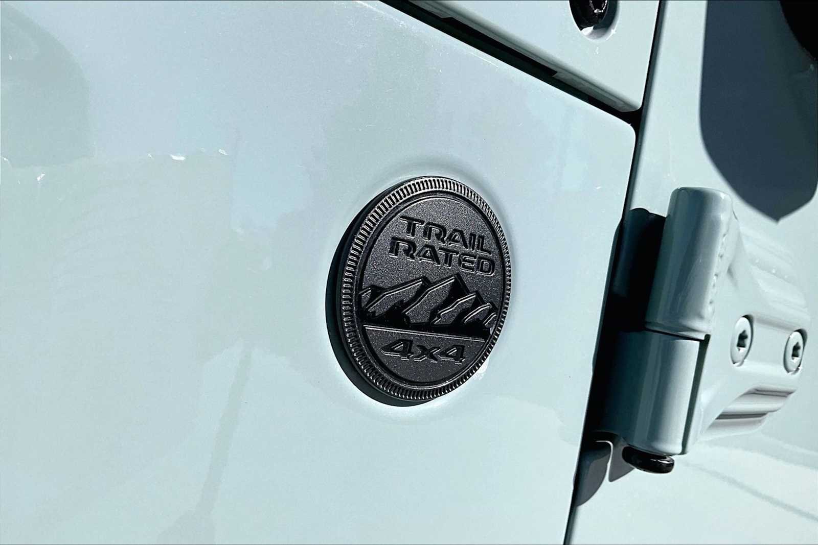 Used 2024 Earl Clearcoat Jeep Sport S image 24